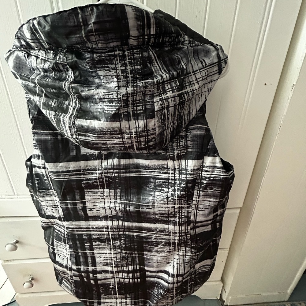 NWOT GERRY DOWN Black and Gray Hooded Puffer Vest, REVERSIBLE w/Pockets in & out - Picture 13 of 16